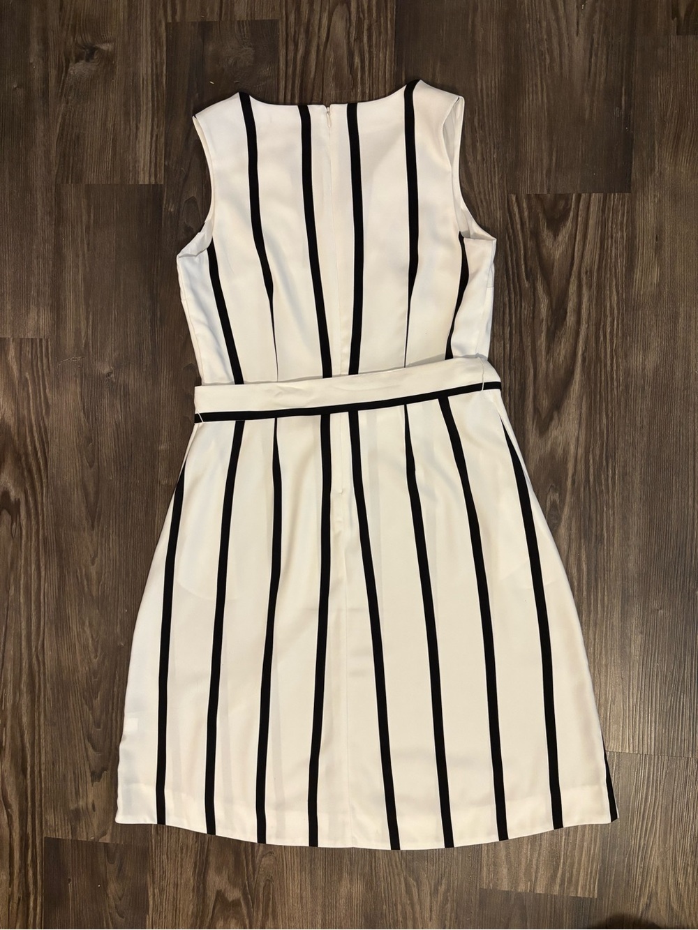 Banana Republic Factory Sz. 6 White/Black Split Neck Dress with Pockets - Picture 3 of 6